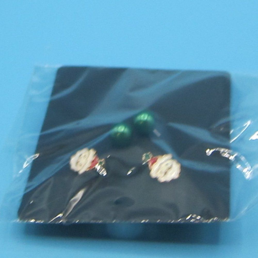 💥5/$10💥 Santa 🎅 green pearl earrings